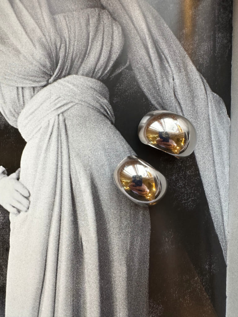 Clips in white metal from the Fashion House Christian Dior